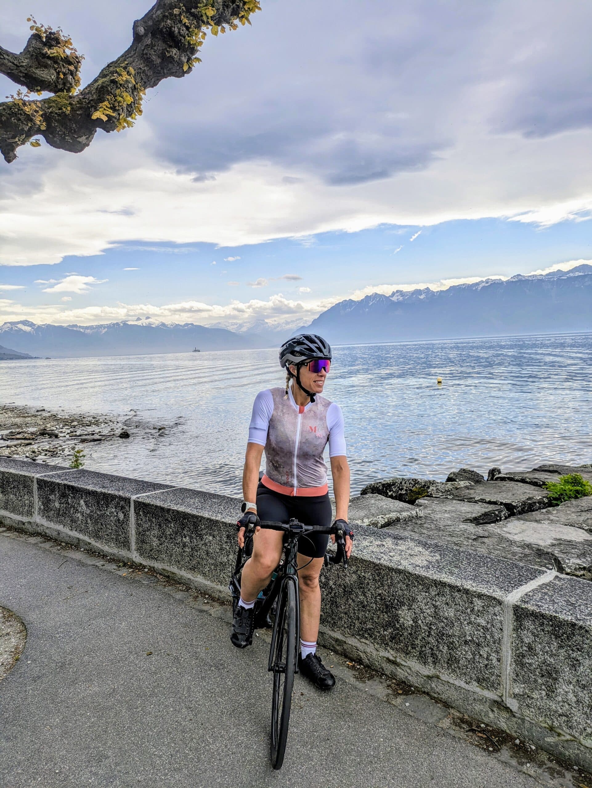 Jenny à vélo en tenue Moov360