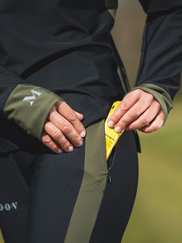 Woman wearing fitness clothing detail shot Noir - Kaki